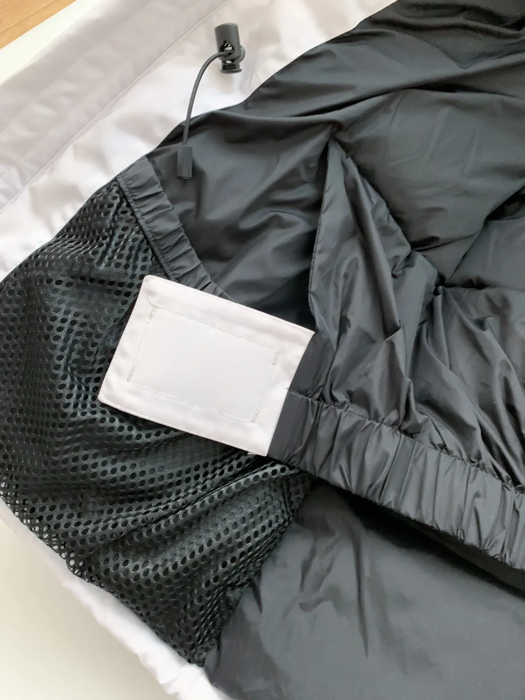 P780 Fake model pictures were taken at home. Colleagues please do not pass them off as stolen pictures! Style number: Y60-🇨🇦CANADA GOOES 24 new styles 08 styles/couple styles Factory direct supply: supplying global purchasing agents, micro-businesses, entities, Tmall, high-end stalls and studio cooperation, free shipping! Canada Goose Expedition Parka 2008 is the same style for men and women. It is mid-length and the most timeless classic. All Arctic and Antarctic scientific expedition teams choose Canada Goose as their cold-proof equipment. It is the Rolls-Royce of down jackets. ➖ Industry-leading anti-counterfeiting chip sensing. ➖ Imported Behringer embroidery machines and customized embroidery labels, the highest level and industry leading. ➖ Imported Korean 21-count polyester-cotton blended original fabric, TC85 waterproof coated fabric, water-repellent, windproof and wear-resistant. ➖ The new national standard 80 white duck down is filled with an average of 520 grams of down. The amount of down filled is industry-leading. ➖ 100% nylon lining with double double-layer sealing design to prevent velvet running, and seamless thread design on the cuffs! ➖ Western Canadian Green Wolf Collar. ➖ Yoshida YKK provides original factory-customized electroplated sliders. YKK two-way lockable zippers are tight and smooth and do not peel off paint. ➖ 3M composite Velcro is durable and the accessories and hardware are all custom-made. Note: Our copywriting is only simple and clear. Instead of bragging about the copywriting, it is better to compare and understand with samples. Only for the purest goose, the most dedicated, the most professional, the highest quality, the highest cost performance! Color: white red blue gray camouflage navy black SIZE:XS-XXL